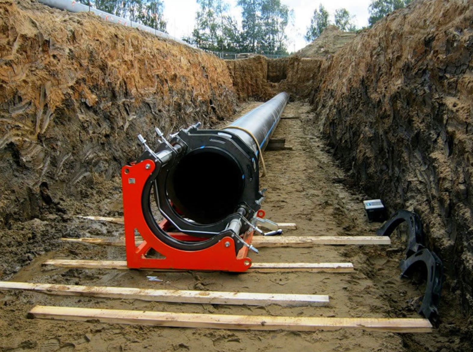 Строительство подземного газопровода. Прокладка сетей канализации ВЧШГ 200 траншея. Прокладка трубы ПНД-110 методом ГНБ. Прокладка ПНД пэ100 трубы в траншее. Траншейной прокладка трубы ПЭ 1200.